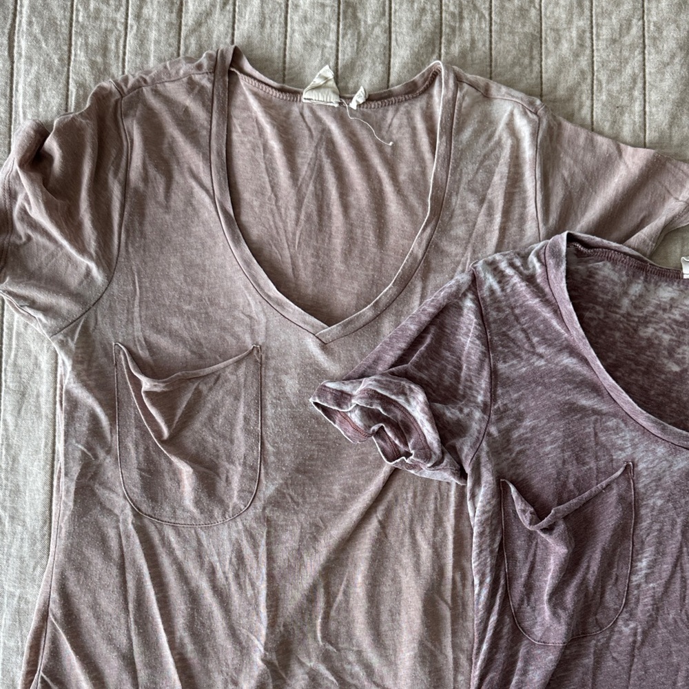 Women’s Washed V-Neck Pocket Tee - white crow - Heather mauve and heathered taup - Picture 3 of 4
